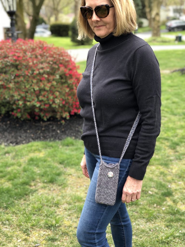 Crossbody Smartphone Pouch | Free crochet pattern by MadameStitch