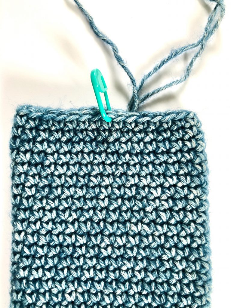 Crossbody Smartphone Pouch | Free crochet pattern by MadameStitch
