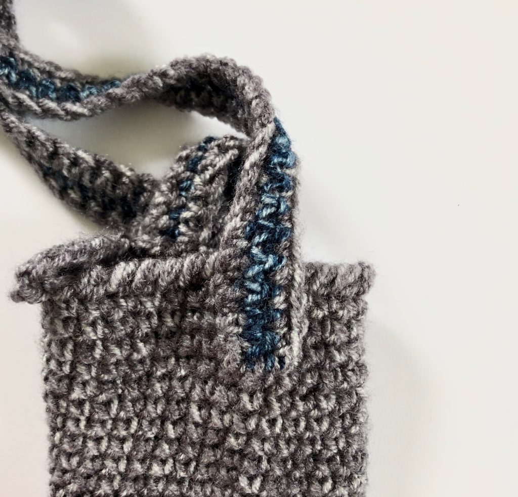 Crossbody Smartphone Pouch | Free crochet pattern by MadameStitch