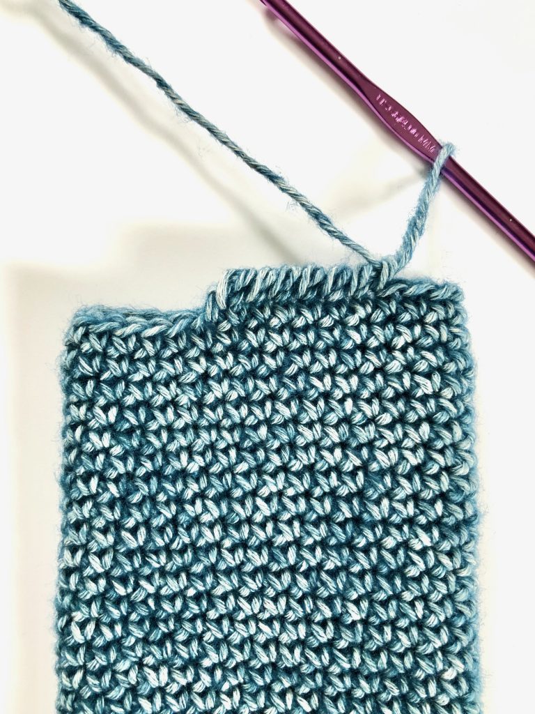 Crossbody Smartphone Pouch | Free crochet pattern by MadameStitch