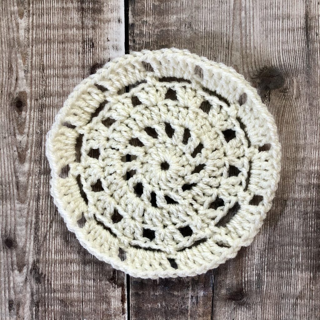 Mason jar crochet doily | Free pattern by MadameStitch