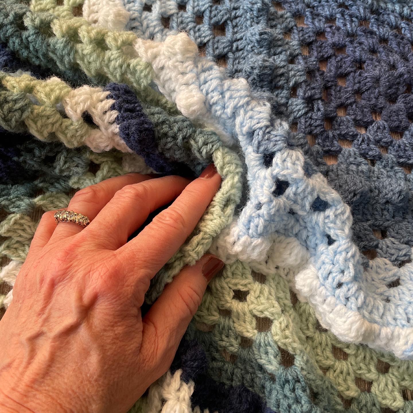A quick, easy baby blanket crochet pattern MadameStitch