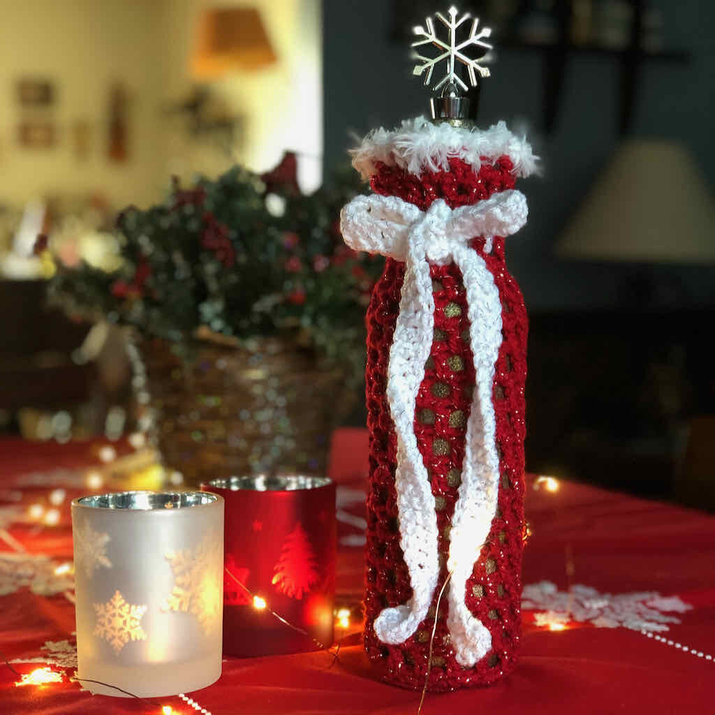 Christmas wine bottle sleeve free crochet pattern by MadameStitch