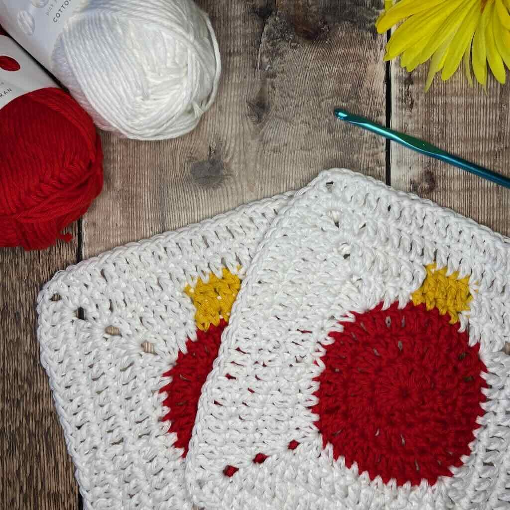The 2 squares of the crochet Christmas potholder | A design by MadameStitch