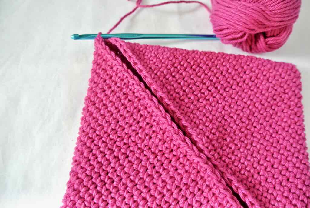 The seam for the Double Thick Crochet Potholder | A design by MadameStitch