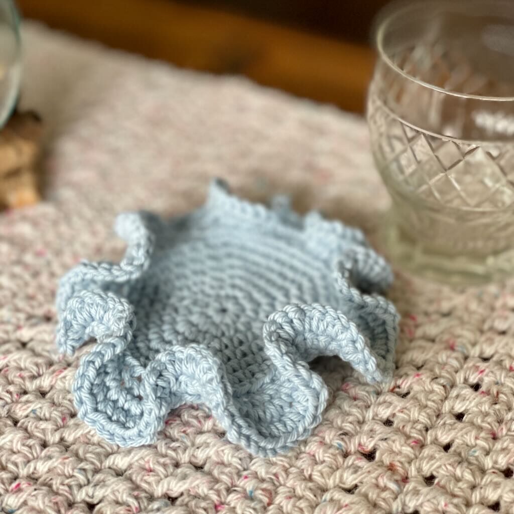The Frilly Crochet Coaster | A free pattern by MadameStitch