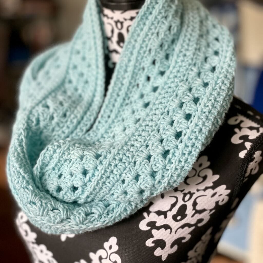 Cordelia crochet infinity scarf | A free pattern by MadameStitch