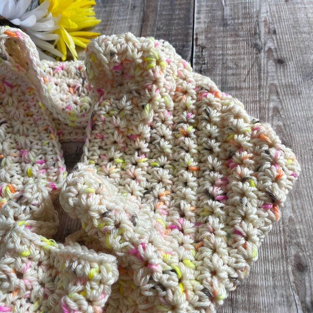The crochet daisy stitch cowl for spring | A design by MadameStitch