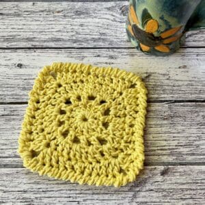 The Sunny Day crochet coaster | A free crochet pattern by MadameStitch