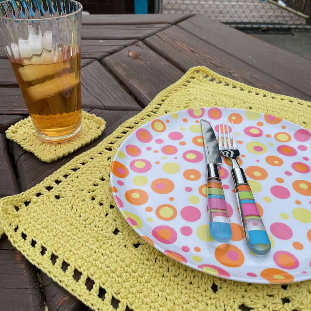 The Sunny Day Crochet Placemat | A free crochet pattern by MadameStitch