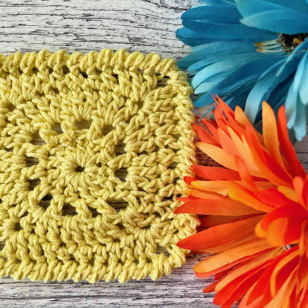 The Sunny Day crochet coaster | A free crochet pattern by MadameStitch