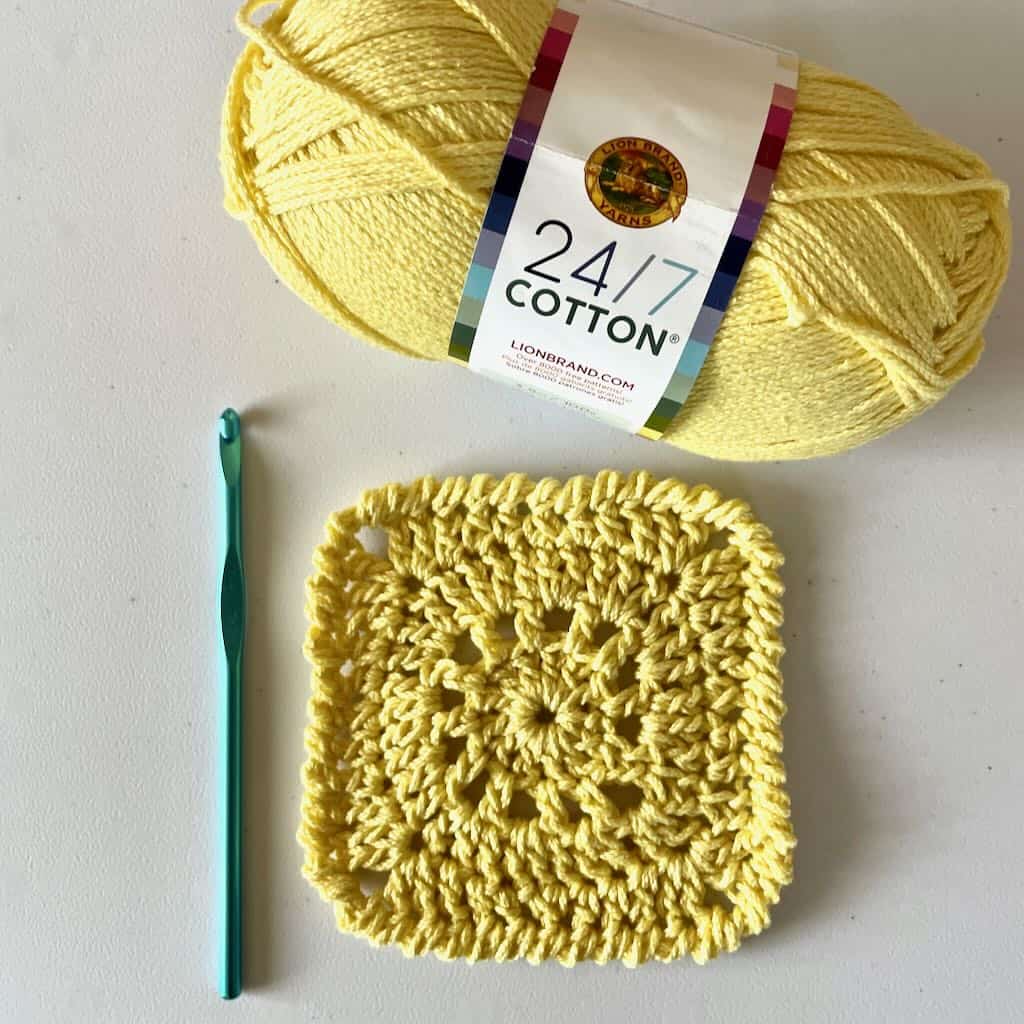 The Sunny Day crochet coaster | A free crochet pattern by MadameStitch