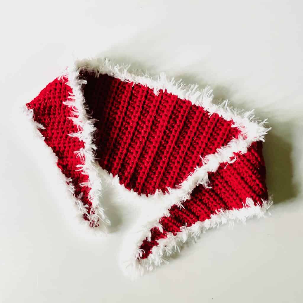 The Christmas crochet dog scarf | A free pattern by MadameStitch