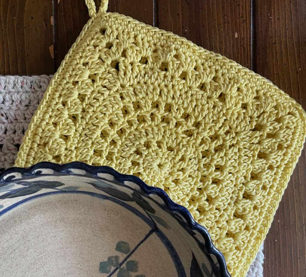 The Sunny Day granny square potholder free crochet pattern | A design by Madamestitch