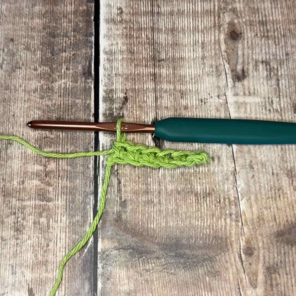 A photo of the first row of the single crochet thermal stitch