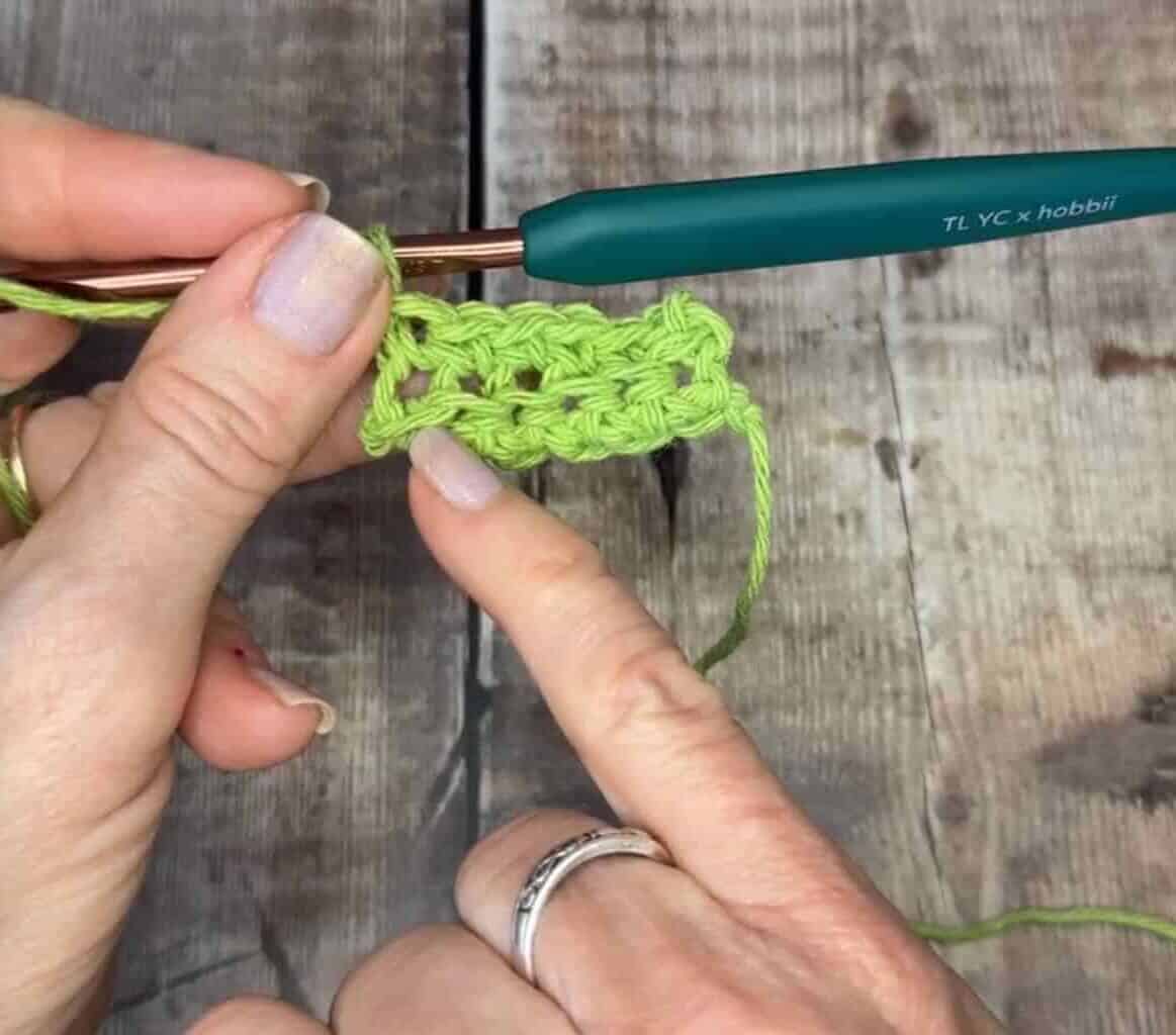 A photo of the second row of the single crochet thermal stitch