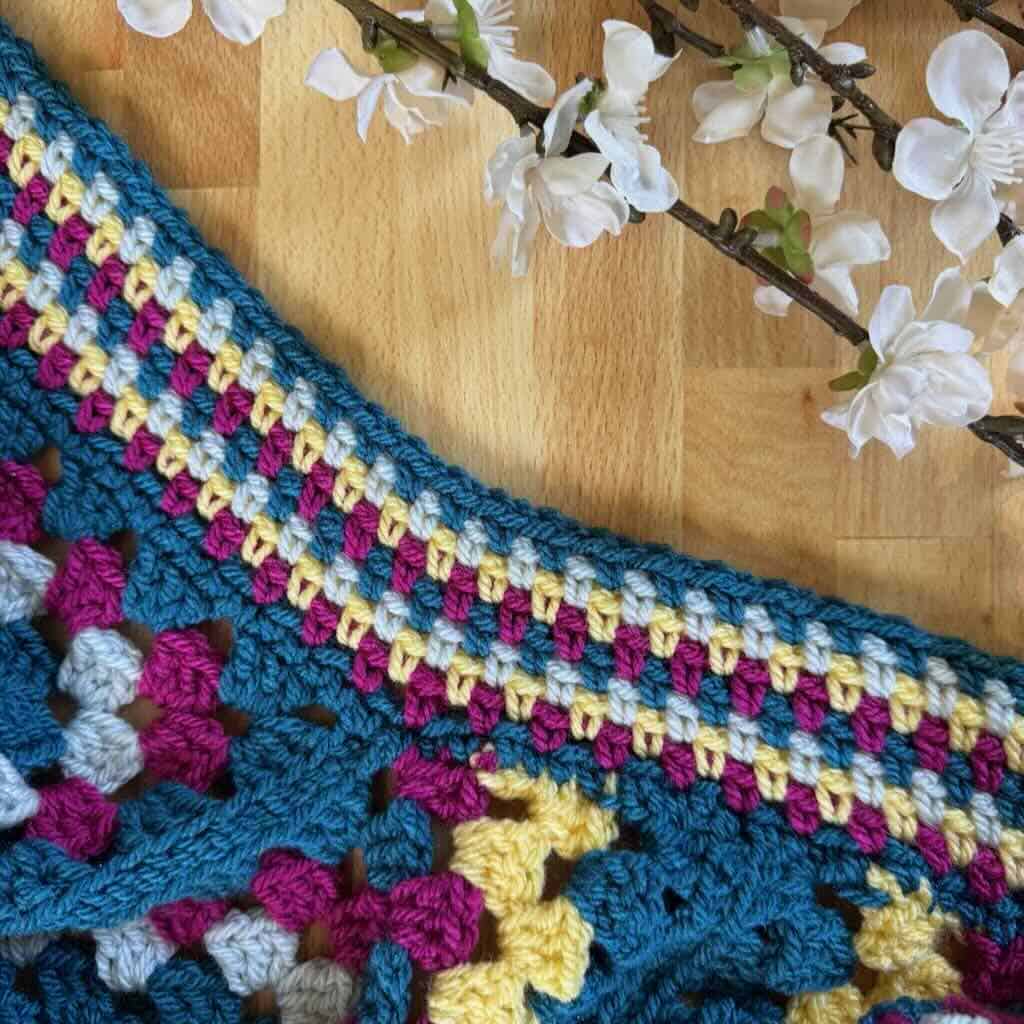 The linen stitch border of the Amari hexagon cardigan