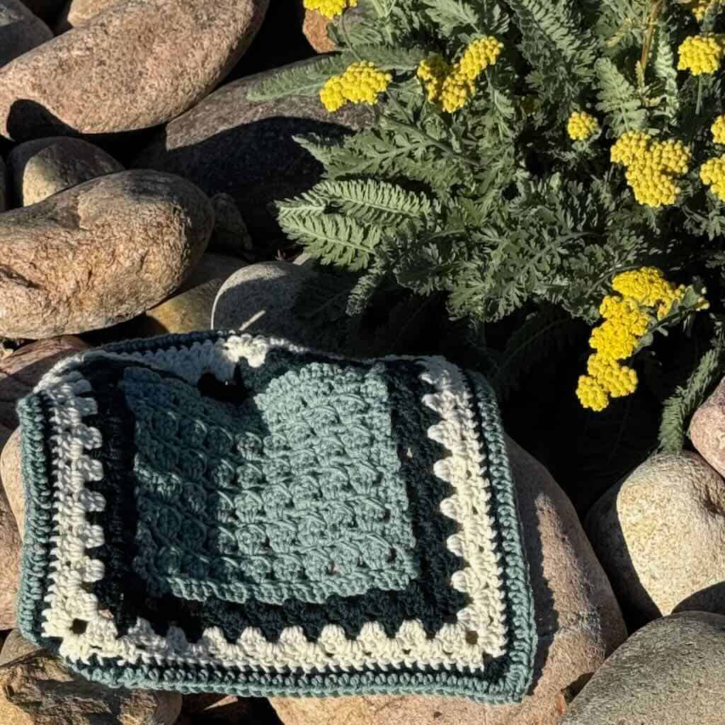 The Tiles granny square with yellow flowers